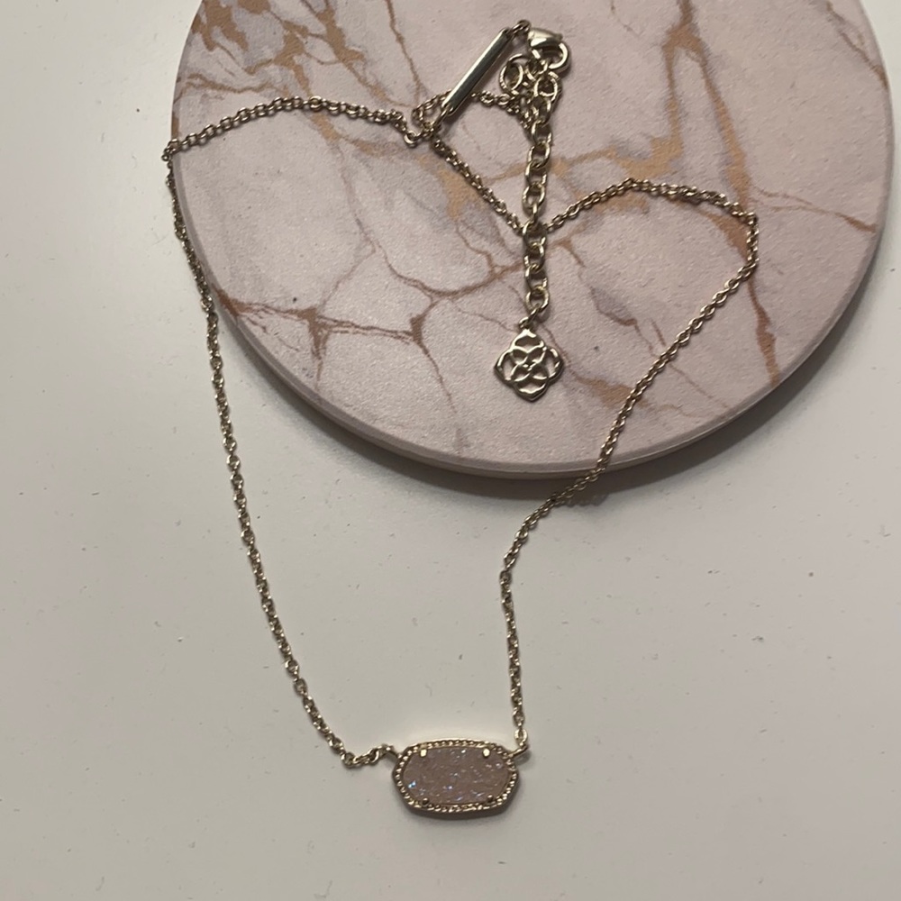 KENDRA SCOTT NEKLACE…. BARELY WORN, no rusting